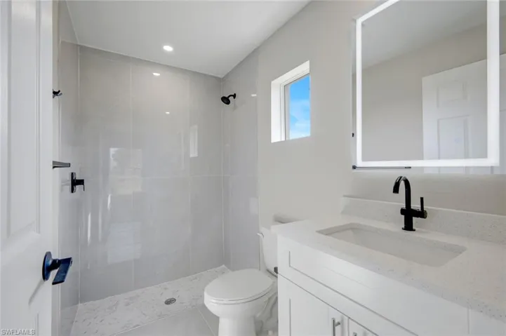 optional second owner's suite - private bath/segundo dormitorio principal - bano privado