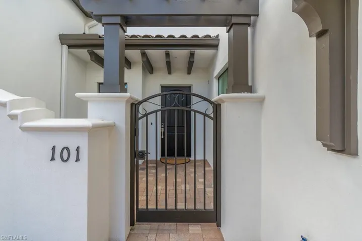 private gate entry courtyard