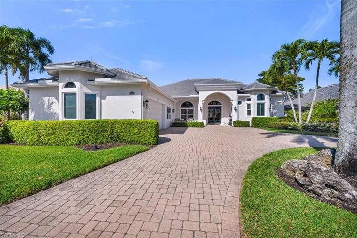 Circular driveway entryway