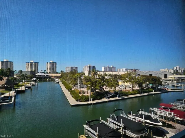 Gorgeous views with intersecting canals