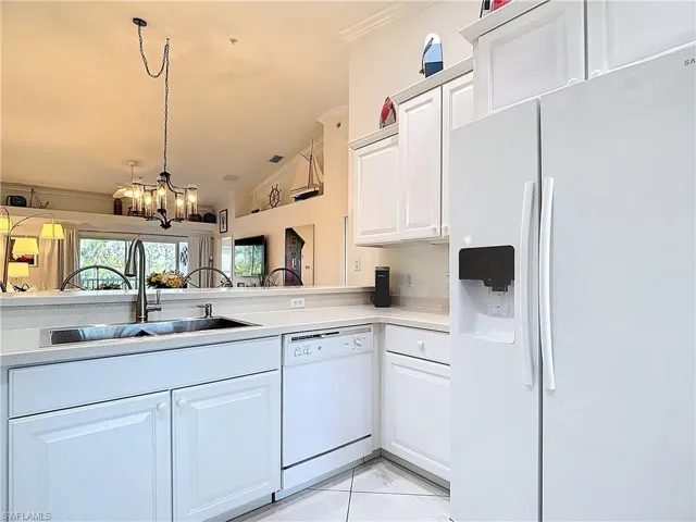 KITCHEN W LARGE TILE
