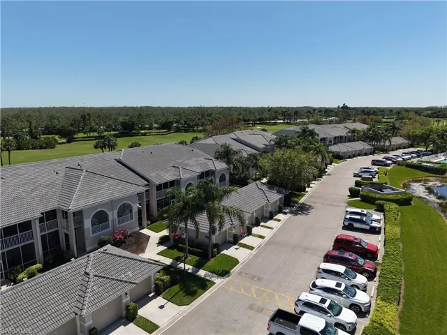 MCARTHUR STREET W PLENTY OF COMMON & ENTRANCE TO DETACH 1 CAR GARAGE PARKING, COMMUNITY POOL