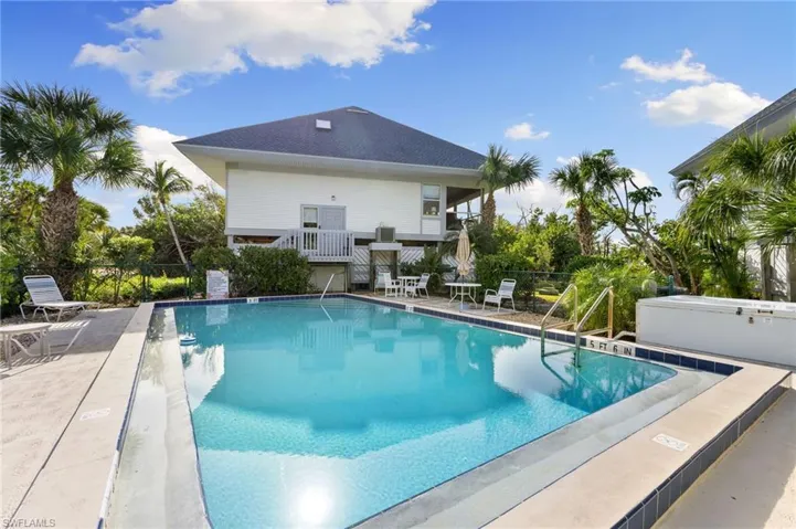 Rectangular swimming pool with integrated steps and metal handrails