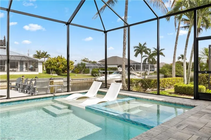 Combined pool / hot tub with a sunroom and a lanai