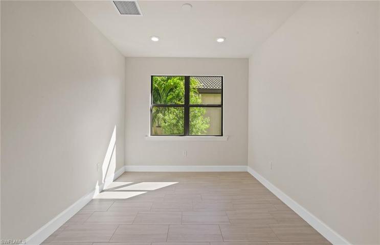 Photo of unfurnished model, options may vary.