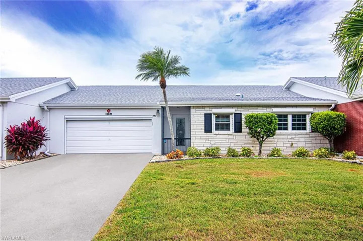 South Ft Myers, waterfront, 2 car garage, 3 bedroom, 3 Bathrooms!