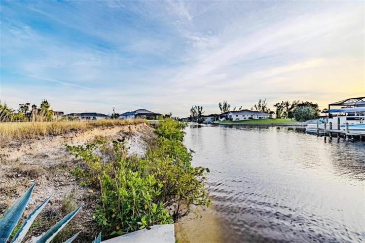 402 NW 39th AVE, CAPE CORAL FL 33993