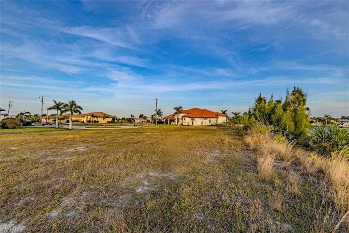 402 NW 39th AVE, CAPE CORAL FL 33993