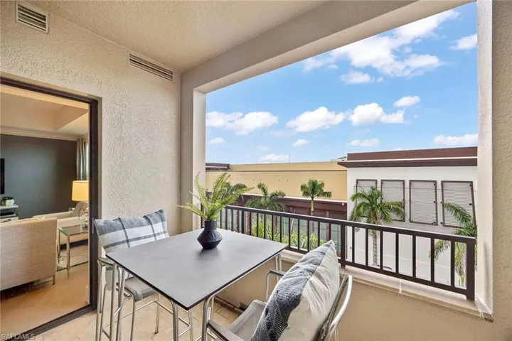 9123  Strada  PL, Naples, FL 34108