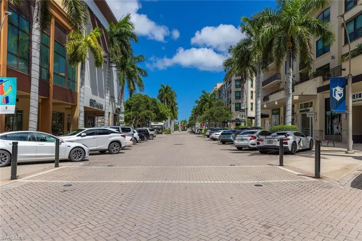 9123  Strada  PL, Naples, FL 34108