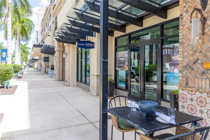 9123  Strada  PL, Naples, FL 34108