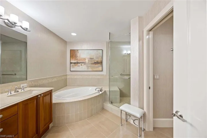 9123  Strada  PL, Naples, FL 34108