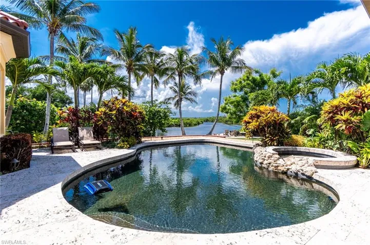 Relaxing pool / spa with a patio