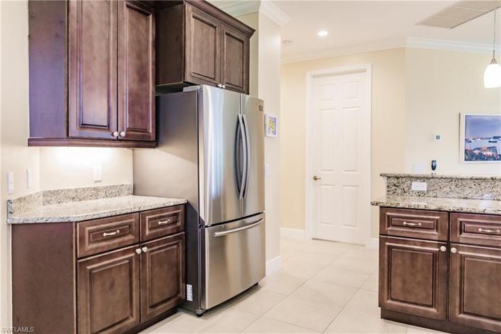 GREAT PICTURE OF THE QUALITY & DEEP RICH COLOR OF THE CABINETS!