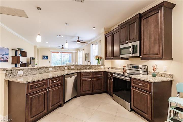 PLENTY OF CABINETS WITH SOFT-CLOSE DRAWERS & PULL-OUTS!