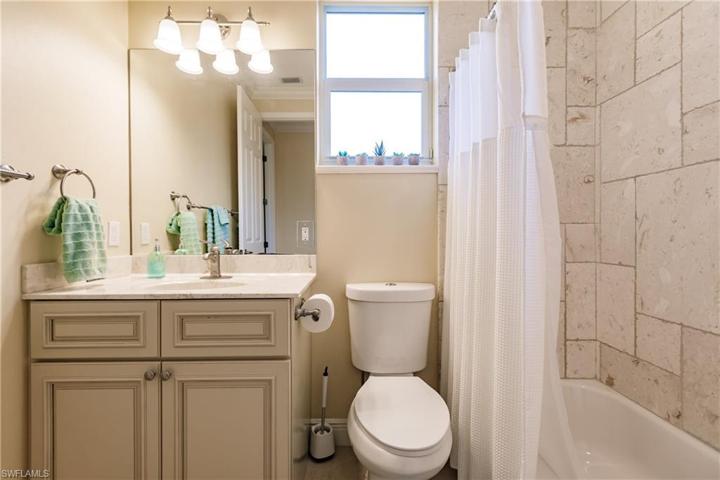 ANOTHER GREAT VIEW OF THE GUEST BATHROOM FOR FAMILY OR FRIENDS STAYING WITH YOU TO ENJOY OR FOR YOUR GUESTS!