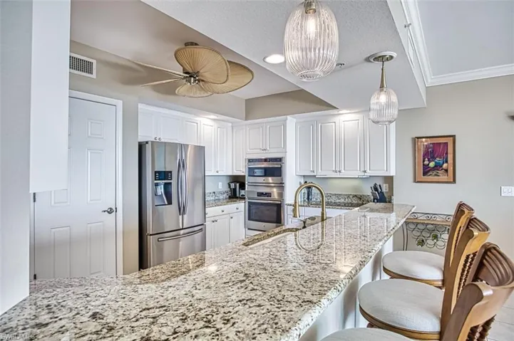 White_cabinets_with_loads_of_storage