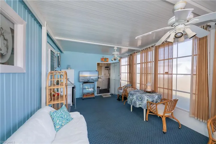 Sunroom / solarium with ceiling fan