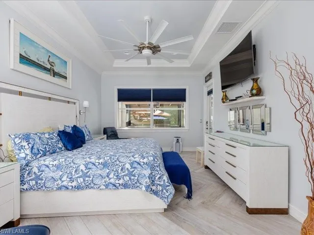 Tray ceiling with crown molding and a ceiling fan