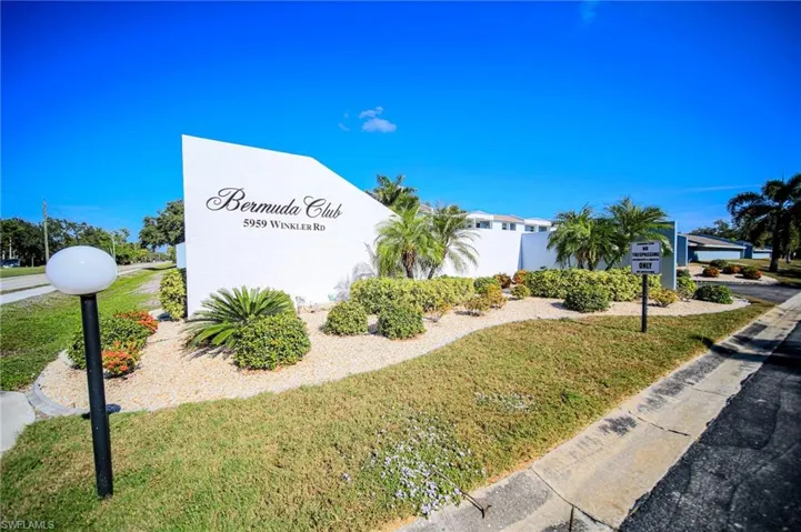 Lovely Front Entry Into Bermuda Club!