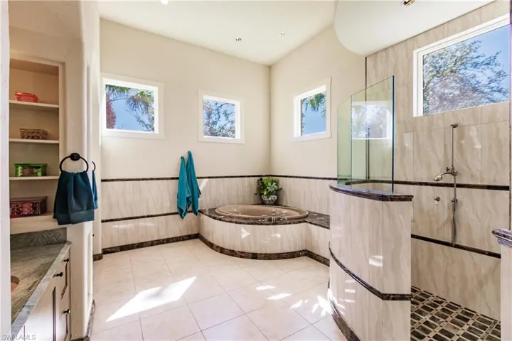 Luxurious Master Bath with Soaking Tub & Walk-in Shower