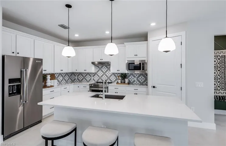 Interior photos are of a staged model home. Illustration purposes only. Options may vary.