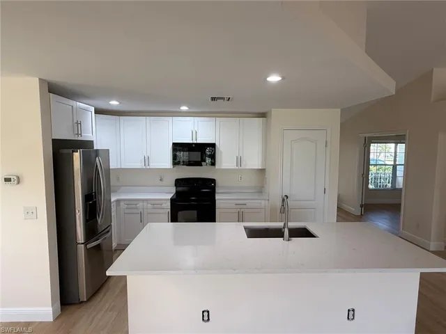 Kitchen with large Island