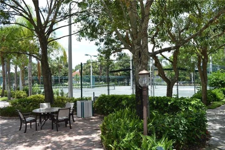 community with a tennis cours