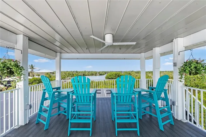 Deck featuring ceiling fan