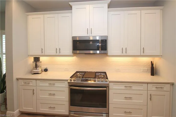 Shaker Cabinets and Gas Stove
