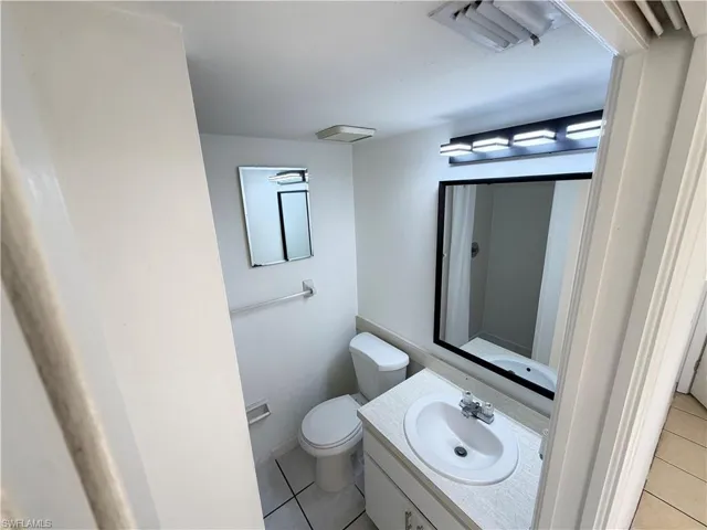 7647 master bathroom