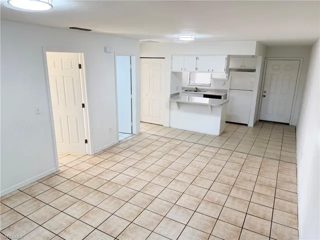 7647 kitchen and Livingroom