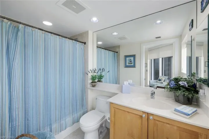 En-suite bath to the second bedroom/guest bedroom