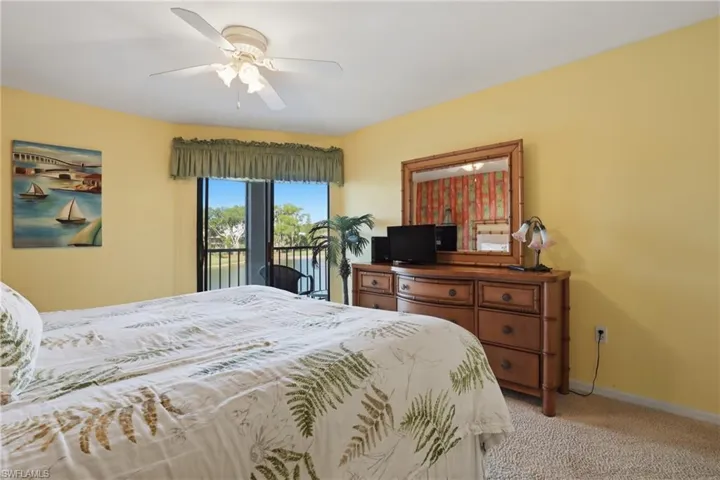 460  Fox Haven  DR, Naples, FL 34104