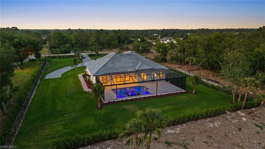 Birds eye view of property featuring a forest view