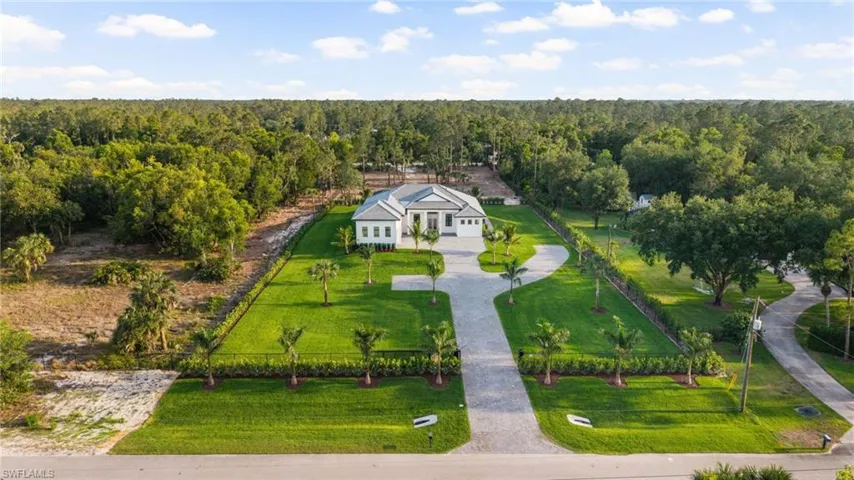 Birds eye view of property featuring a forest view