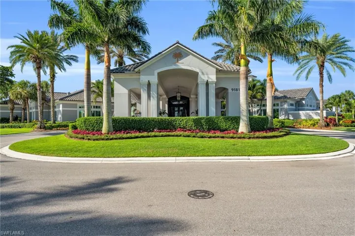 View of front facade featuring a front lawn