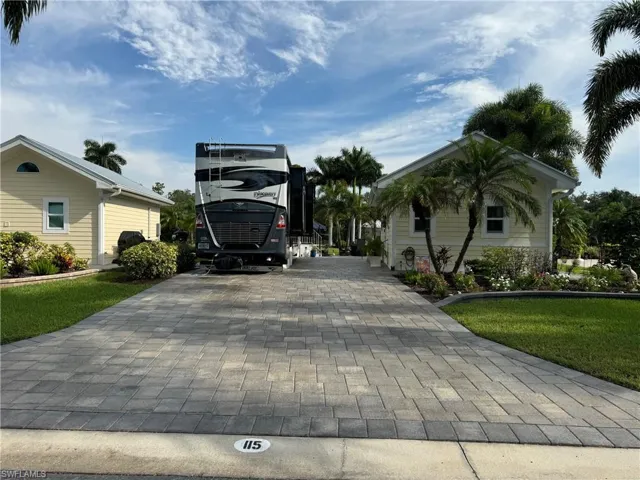 View of front facade featuring a front lawn