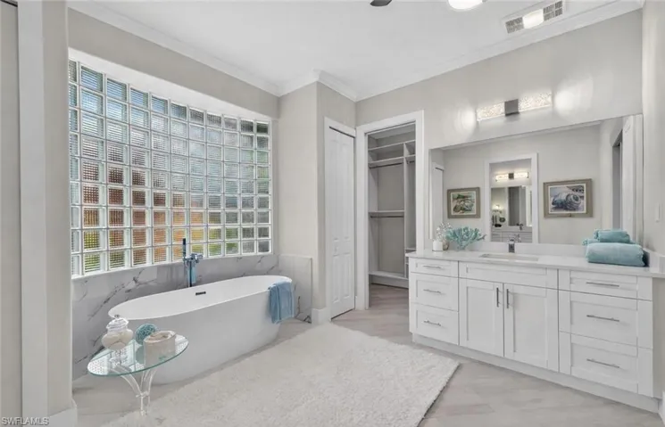 6461 Livingston Woods Ln, Naples, Florida 34109