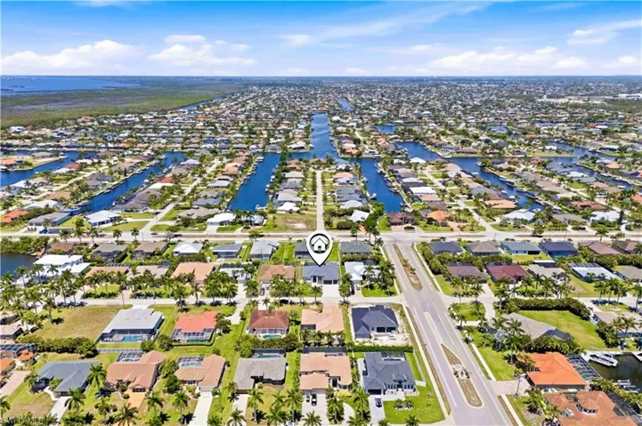 Perfect for entertaining, relaxing, and embracing the SWFL lifestyle. Beaches, shelling, kayaking, golfing, and parks nearby.