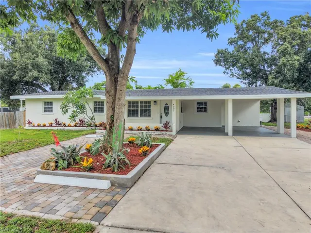 Amazing Remodeled 3 Bedroom/2 Bathroom Home With Fenced In Back Yard In Fort Myers!