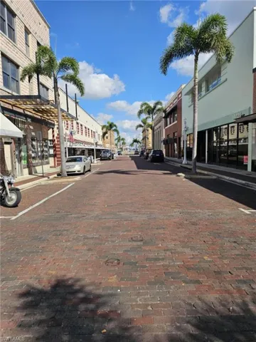 Hendry St