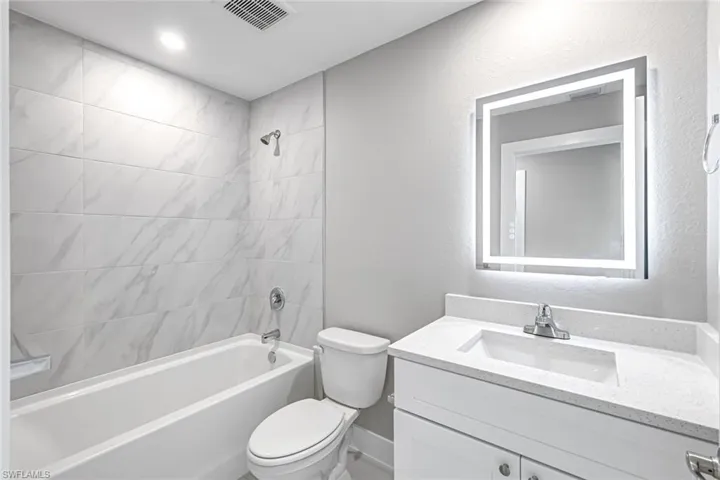 guest bathroom/bano de invitados
