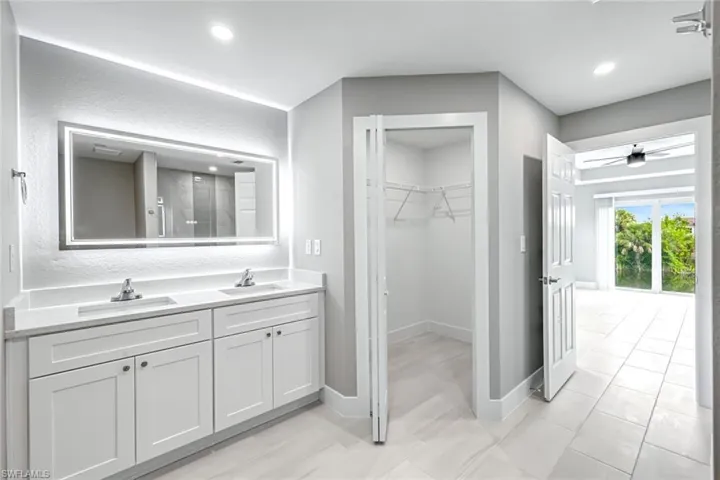 owner's ensuite bath/bano principal with walk-in closet/vestidor