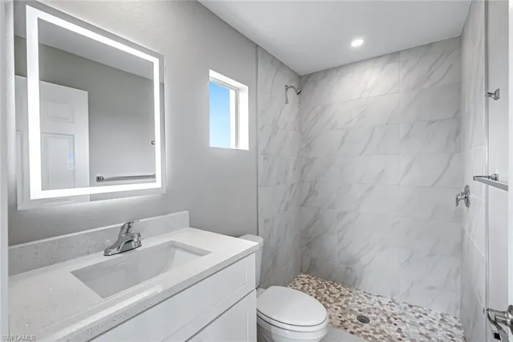 guest room 1-optional second owner's suite bath/habitacion de invitados 1 o segundo dormitorio principal con bano