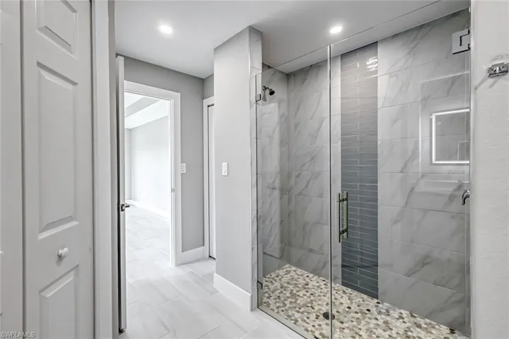 shower with glass door/ducha con puerta de vidrio