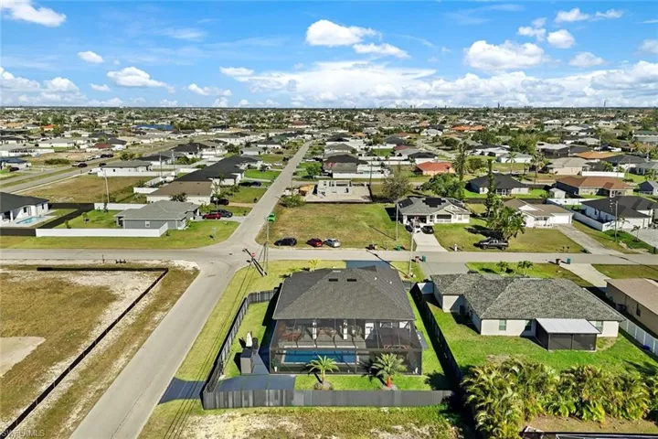 Birds eye view of property featuring a residential view