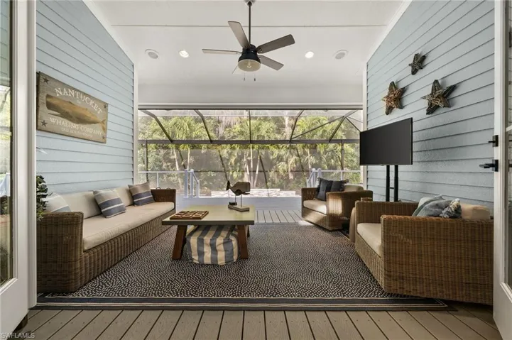 Sunroom with ceiling fan