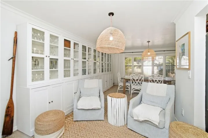 Sitting room with ornamental molding