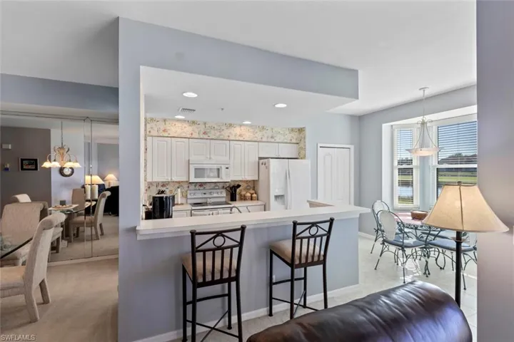 Kitchen with Breakfast bar and Breakfast nook